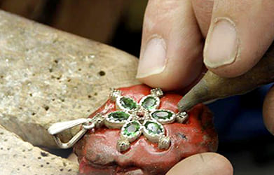 Taller de joyería en Sevilla – arte y personalización en joyas con alma cofrade Taller de joyería artesanal en Sevilla donde se crean joyas personalizadas inspiradas en la fe, la tradición y el arte cofrade.