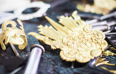 Tipos de oro y su significado – Tradición joyera sevillana y arte en oro de 18 quilates Joyas de oro amarillo, blanco y rosa elaboradas artesanalmente en el taller de Joyería Cofrade en Sevilla, símbolo de tradición y legado familiar.