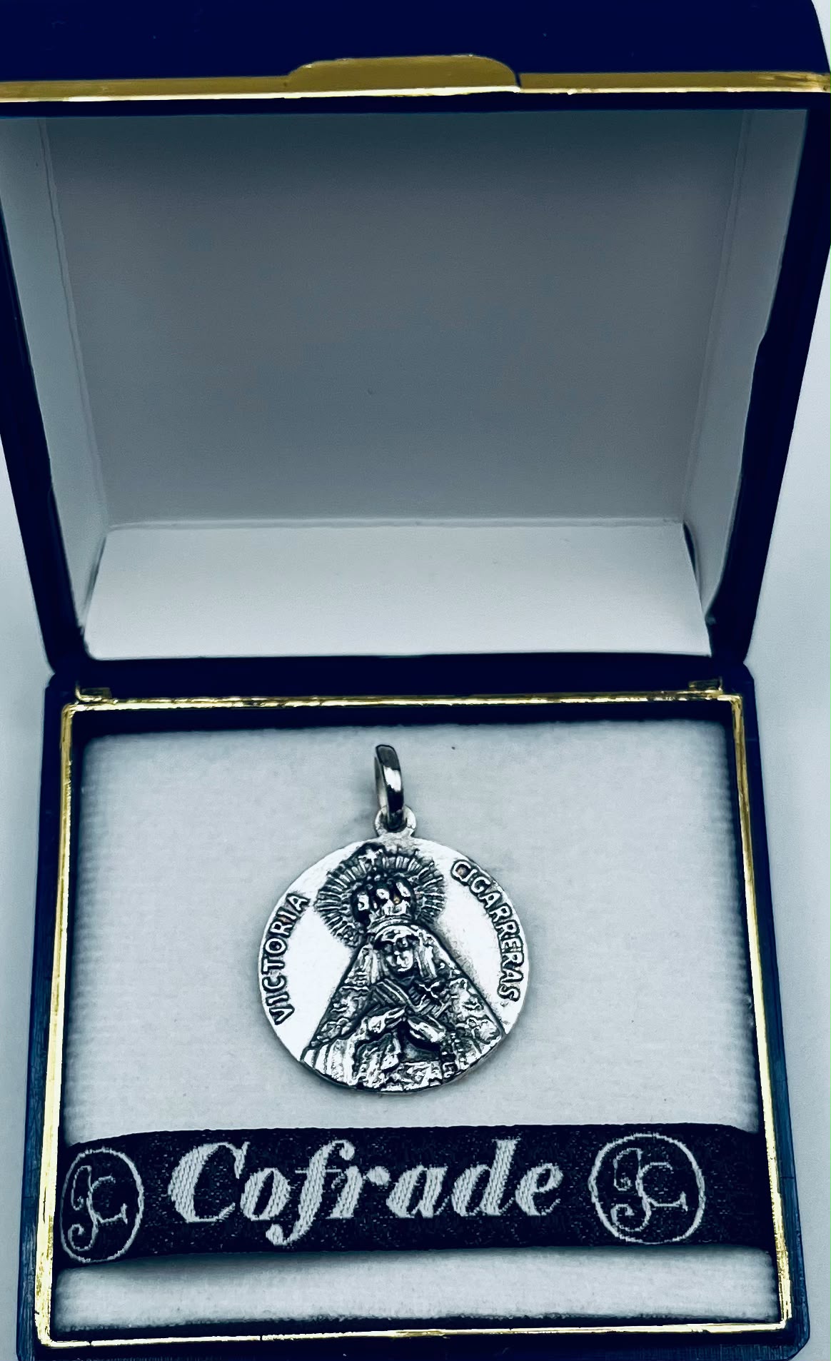 Medalla Virgen de las Cigarreras en Plata de Ley (22 mm) - Imagen 2