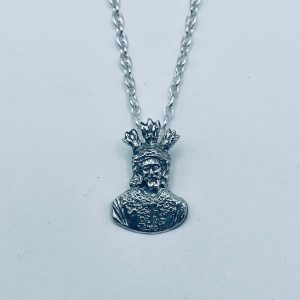 Silueta Sentencia en plata de ley – Hermandad de la Macarena (27x18 mm)