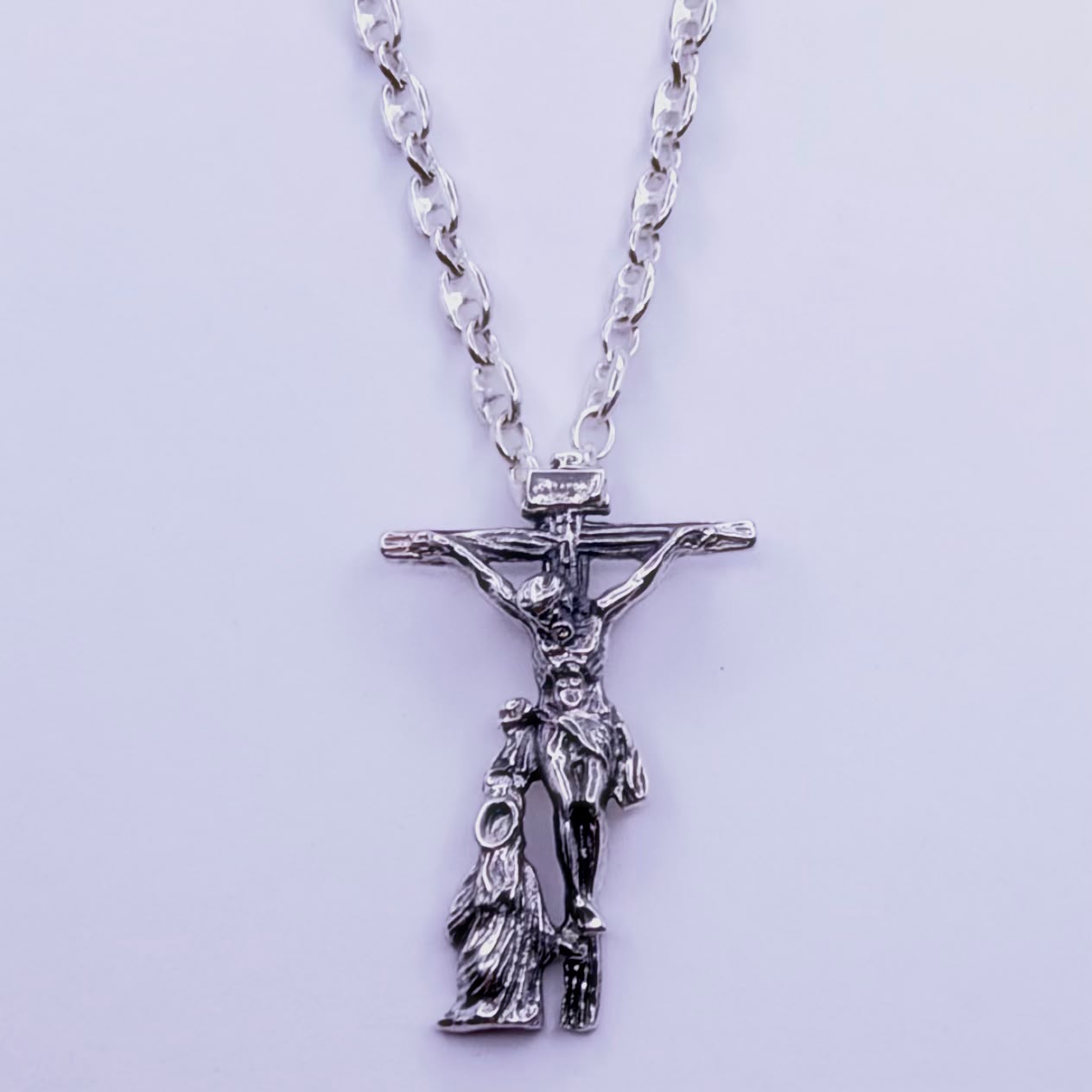 Cruz del Cristo de la Buena Muerte de la Hiniesta en plata de ley envejecida (31 x 20 mm)