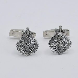 Gemelos escudo Hermandad de la Hiniesta en plata de ley envejecida (18 x 16 mm)